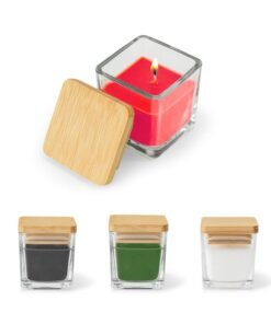 Vela aromática personalizada para brinde corporativo, em copo de vidro quadrado com tampa de bambu e logo de empresa aplicado.